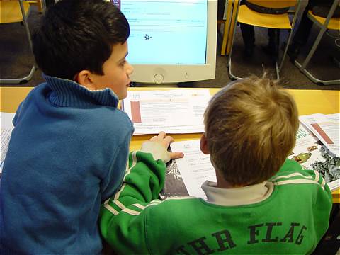 Schüler in der Stadtbibliothek