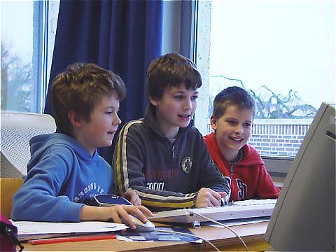 Schüler in der Stadtbibliothek