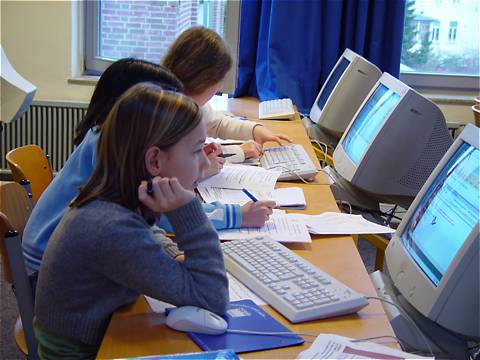 Schülerinnen in der Stadtbibliothek