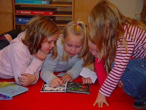 Schülerinnen in der Stadtbibliothek