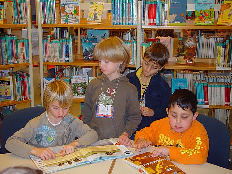 Schüler in der Stadtbibliothek
