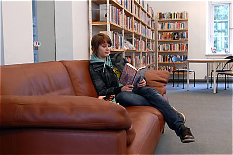 Schüler in der Stadtbibliothek