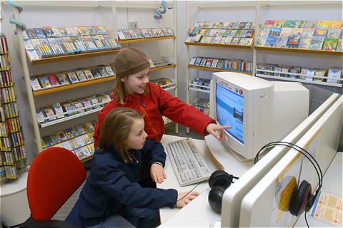 Kinder in der Stadtbibliothek